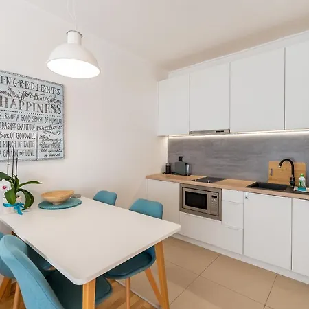 Aqua Marina Plaza-basen, Podziemny Garaz Gratis